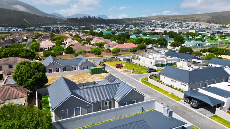 3 Bedroom Property for Sale in Sandbaai Western Cape